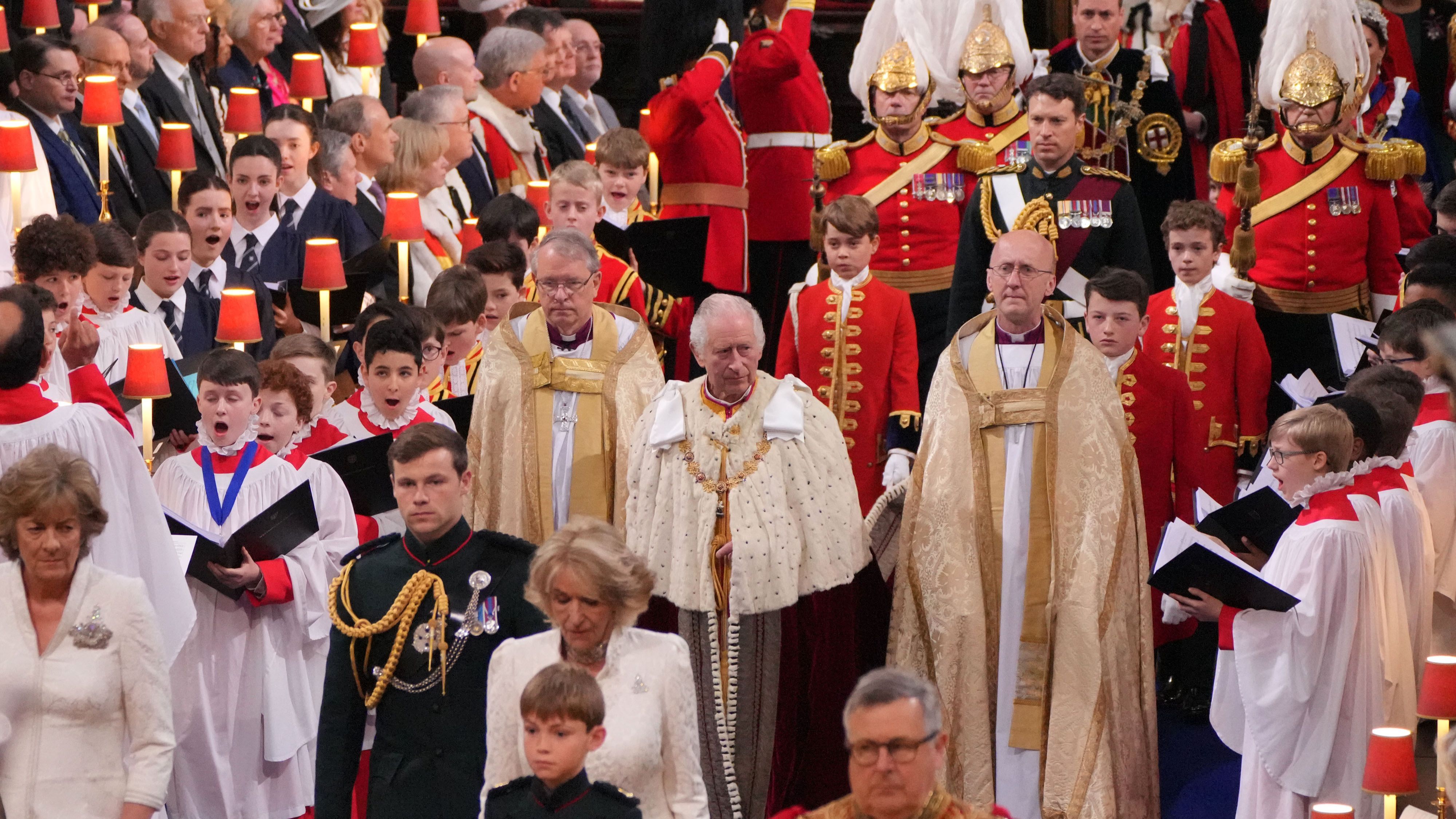 Carlos III entrando a su coronación