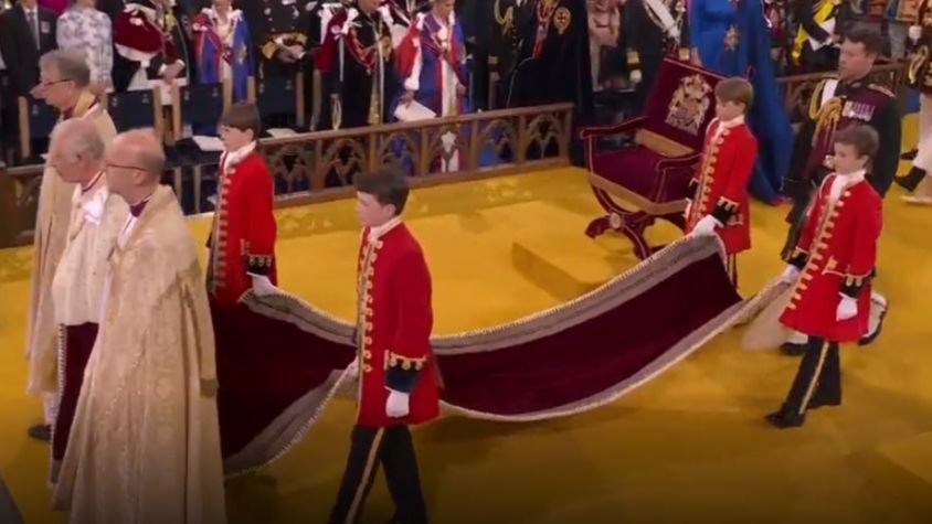 Carlos III llegando a su coronación