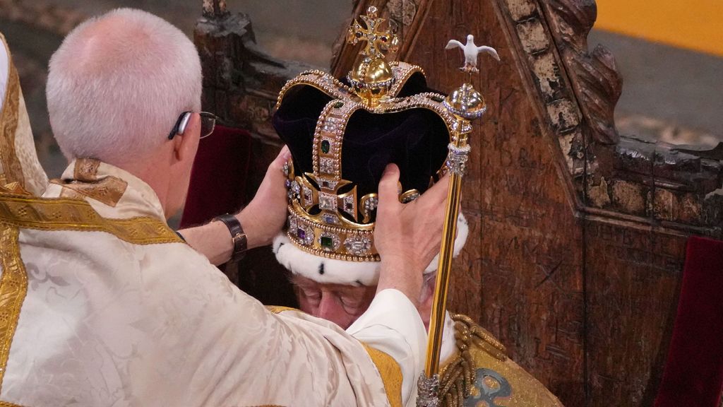 Carlos III recibe la Corona de San Eduardo por parte del arzobispo de Canterbury, gesto que le ha convertido oficialmente en rey del Reino Unido de Gran Bretaña, Irlanda del Norte y todos los territorios de la Commonwealth, en la abadía de Westminster