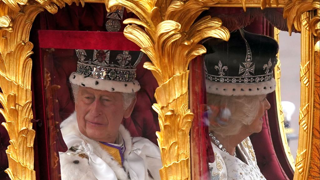 Carlos III y Camila encabezan la Procesión de Coronación en la carroza Gold State, después de la ceremonia en la abadía de Westminster