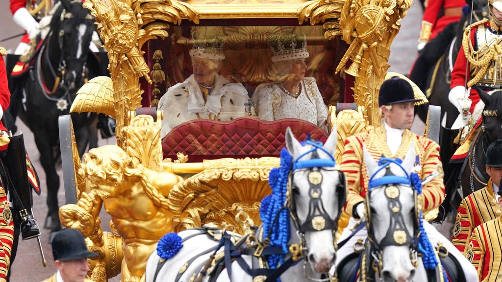 Carlos III y Camila, reyes del Reino Unido, desfilan por las calles de Londres en la carroza Golden State Coach, tirada por ocho caballos 'Windsor Greys'