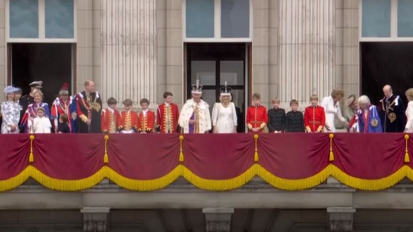 Carlos III y Camila salen al balcón