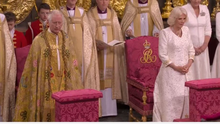 Carlos y Camila, coronados