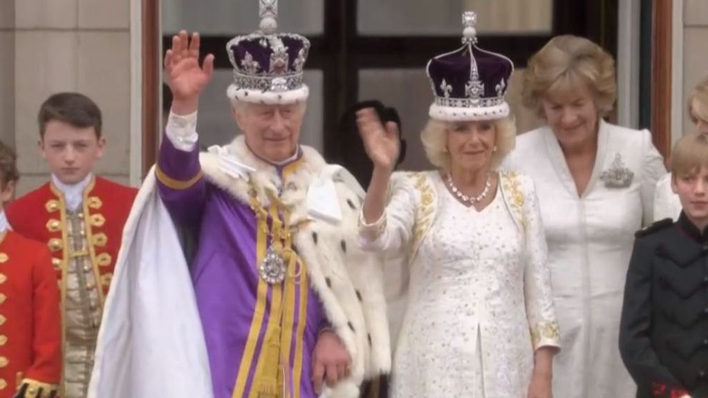 Carlos y Camila salen al balcón del palacio de Buckingham para saludar al público