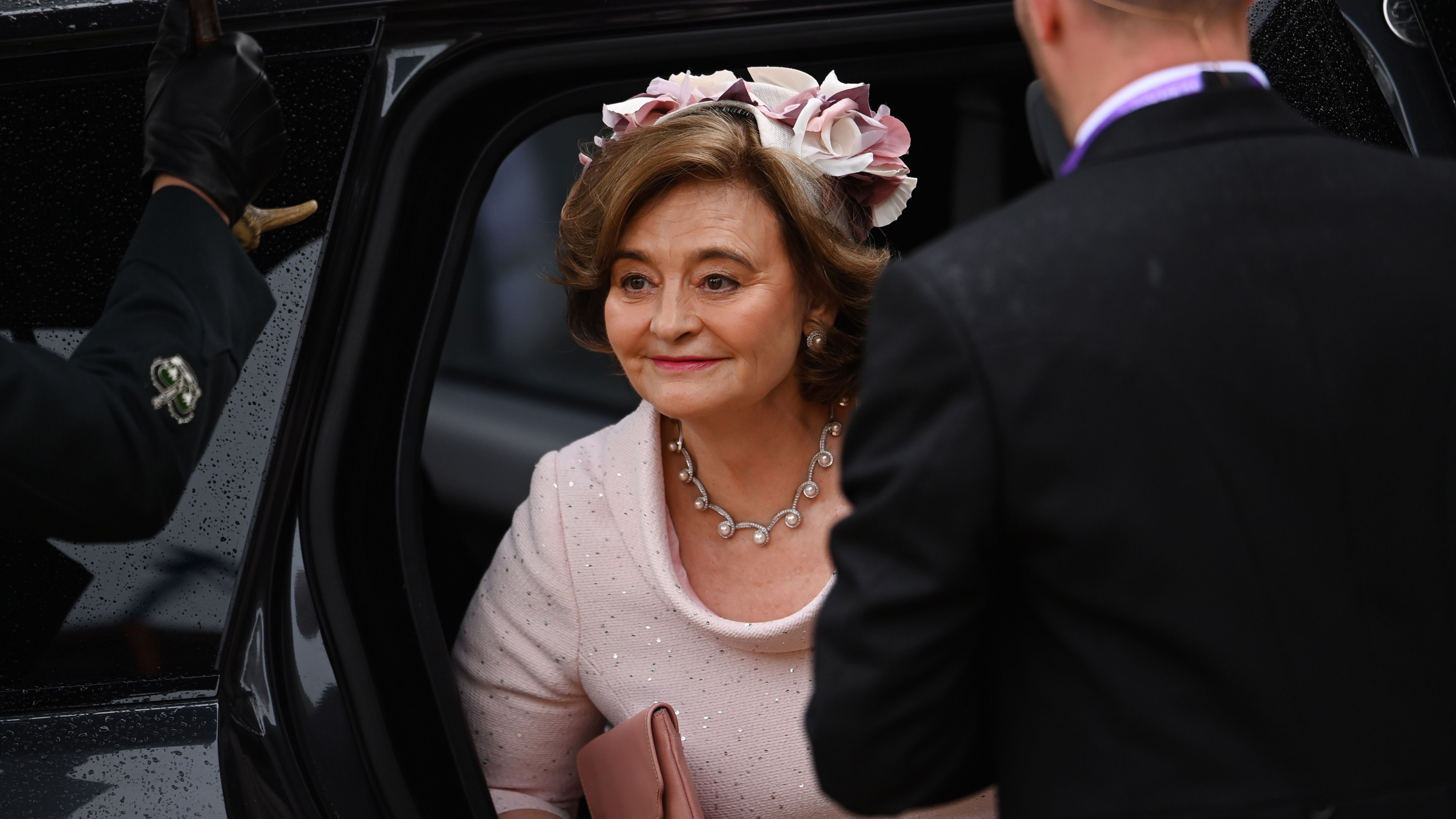 Cherie Blair, mujer del exprimer ministro británico Tony Blair, llegando a la coronación de Carlos III
