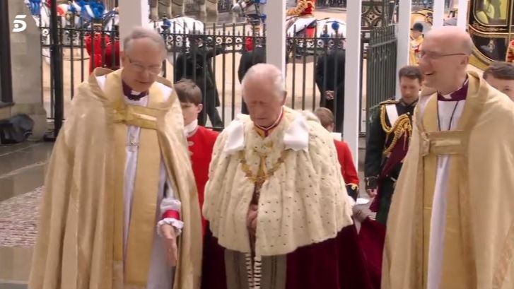 Comienza la ceremonia de coronación de Carlos III en la abadía de Westminster