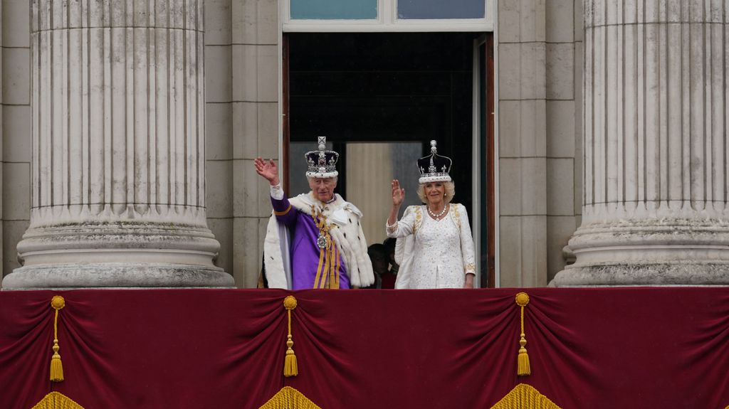 Coronados como reyes del Reino Unido de Gran Bretaña e Irlanda del Norte y todos los territorios de la Commonwealth, Carlos III y Camila saludan por última vez a la sociedad británica, antes de regresar al interior del Palacio de Buckingham