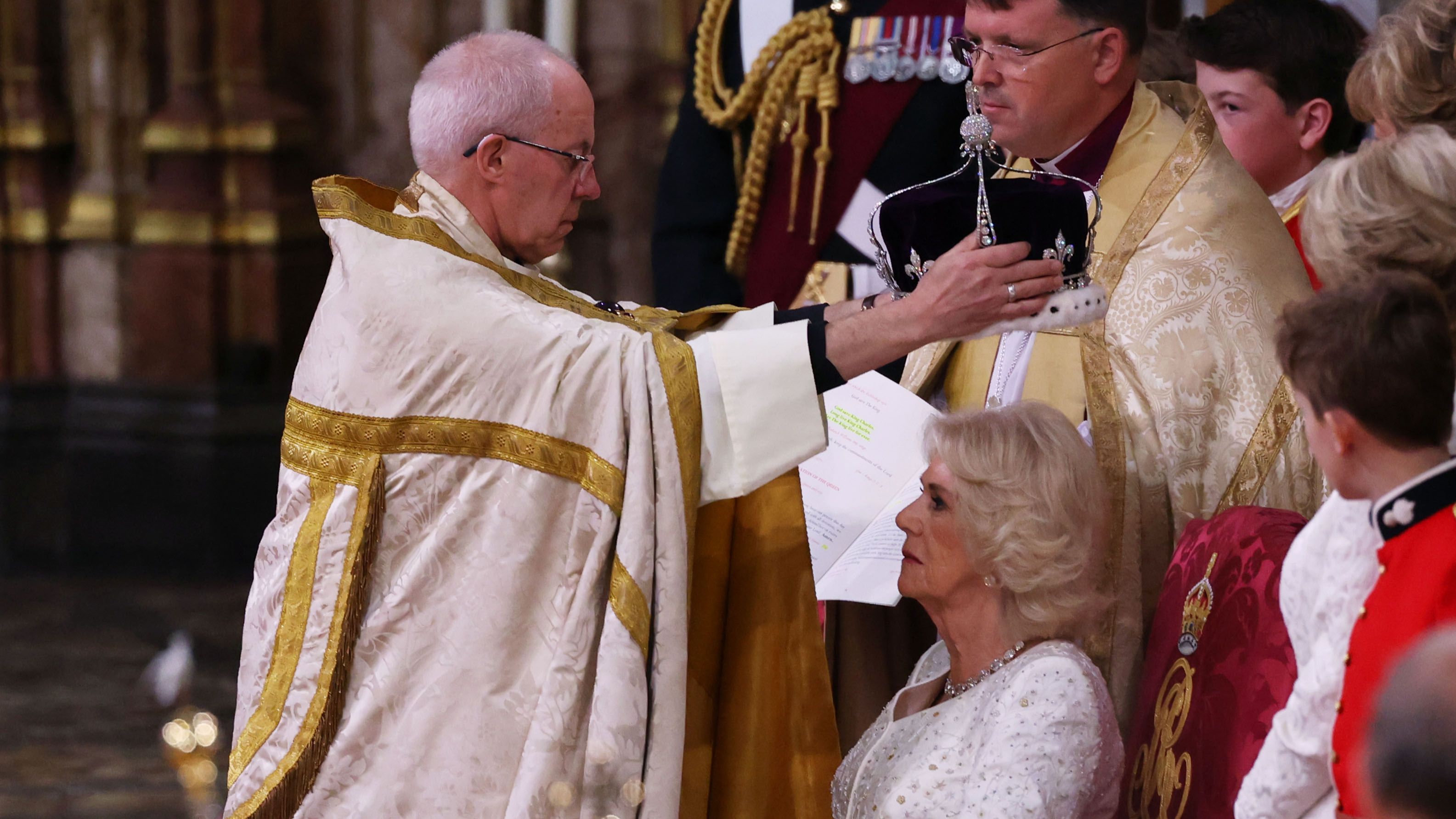 El arzobispo de Canterbury coloca la corona a la reina consorte Camila