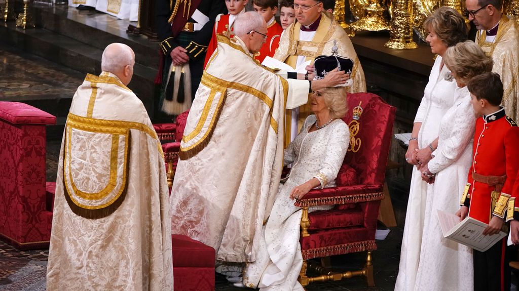 El arzobispo de Canterbury corona a Camila con la Corona de la Reina María y la convierte, oficialmente, en reina del Reino Unido