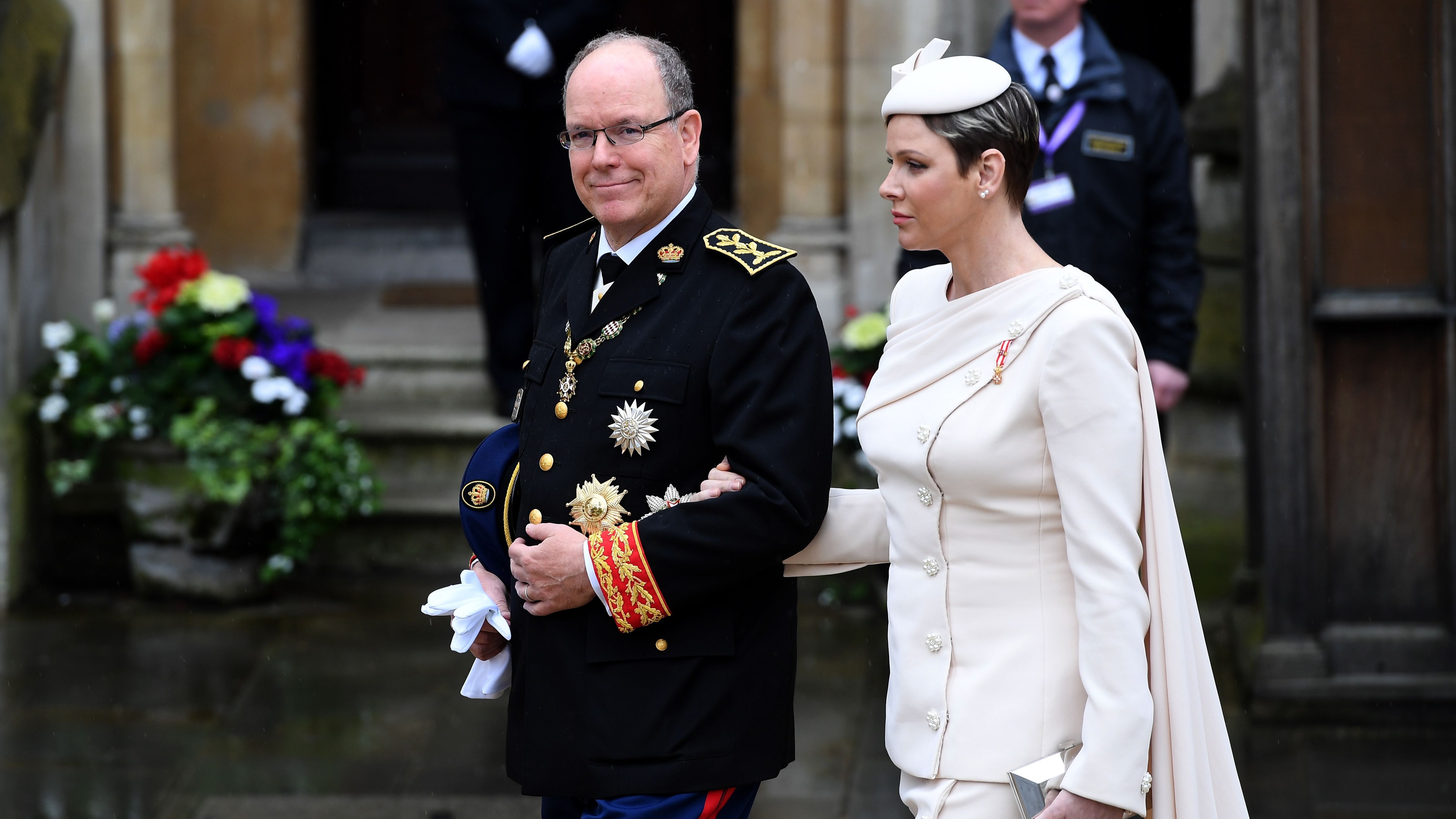 El príncipe Alberto II de Mónaco y la princesa Charlene llegan para la coronación del rey Carlos III de Gran Bretaña