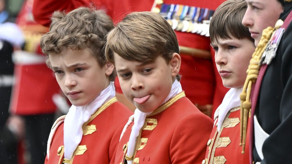 El príncipe George de Gales saca la lengua mientras espera la llegada de Carlos III a la abadía de Westminster para ser coronado rey