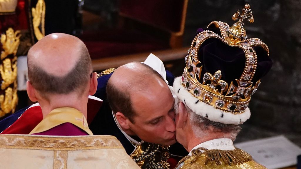 El príncipe Guillermo de Gales, heredero al trono, besa a su padre para mostrarle su lealtad