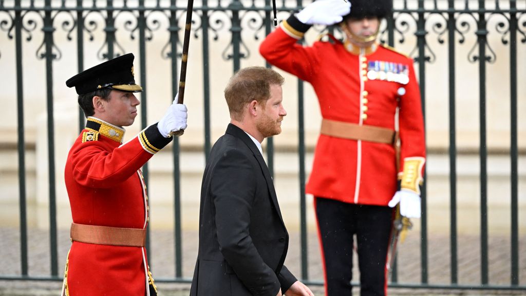 El príncipe Harry, duque se Sussex, asiste solo a la coronación de Carlos III, mientras su mujer, Meghan Markle, y los hijos de ambos le esperan en California