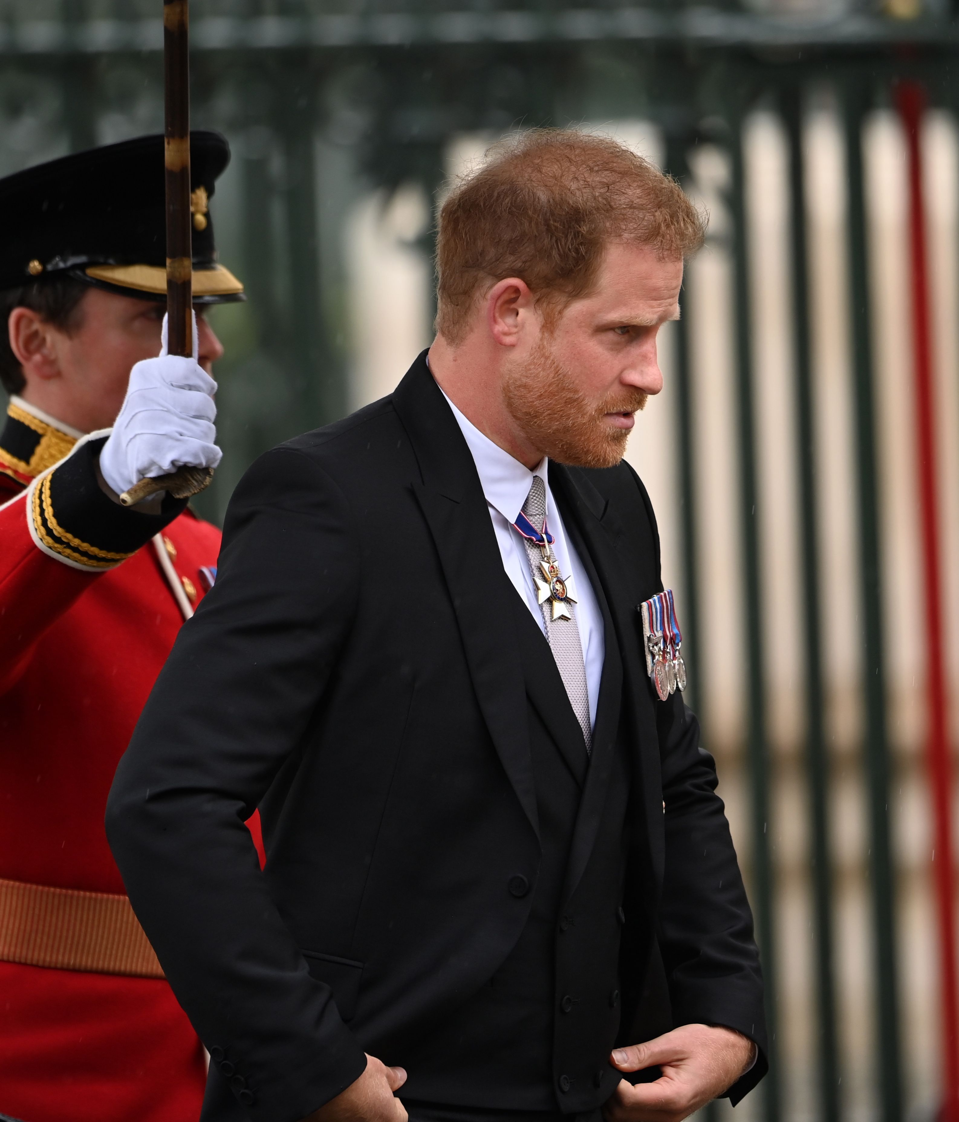 El Príncipe Harry llegando a la coronación de Carlos III