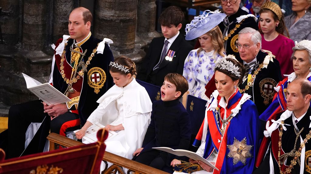 El príncipe Louis de Gales, de 5 años, bosteza durante la misa de coronación de su abuelo