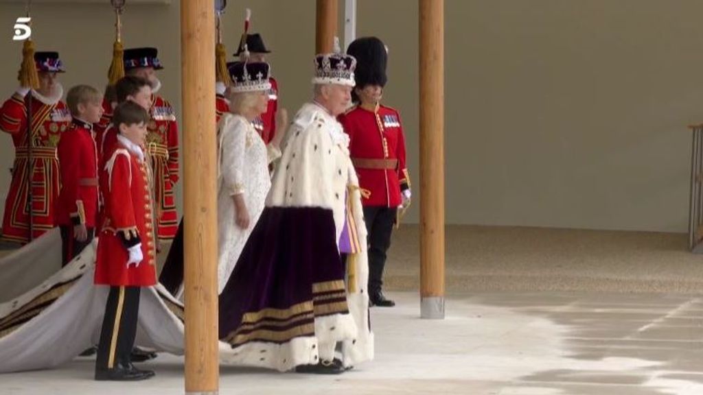 El rey Carlos III pasa revista a las tropas en los jardines del palacio de Buckingham