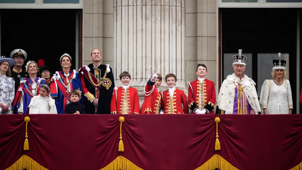 El rey Carlos III y Camila, ya coronados, saludan desde el balcón del Palacio de Buckingham