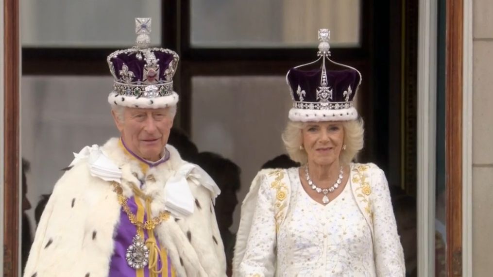 El rey Carlos III y Camila, ya coronados, saludan desde el balcón del Palacio de Buckingham