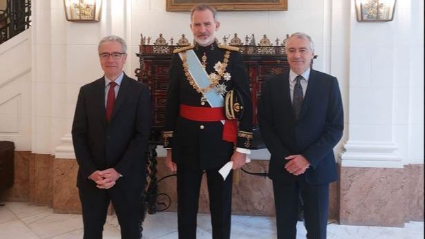 El rey de España, preparado para la coronación