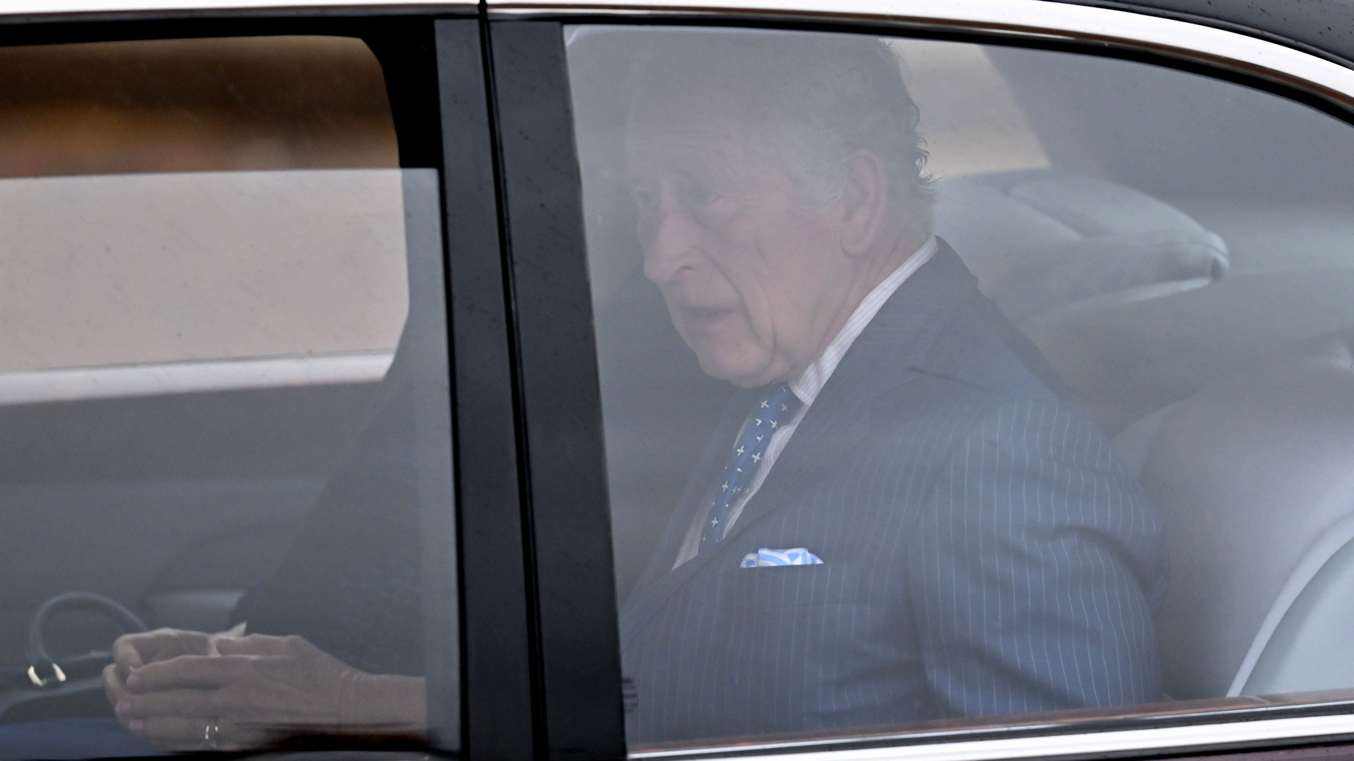El rey Carlos III y la reina Camila llegan al Palacio de Buckingham