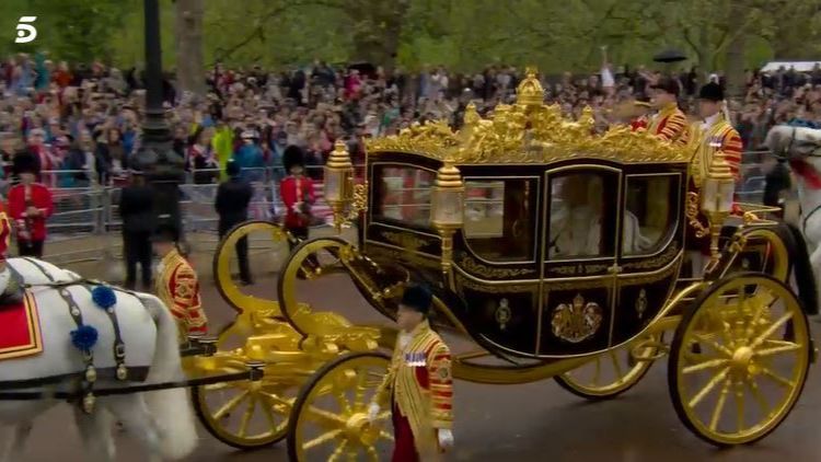 El rey y la reina Camila salen en carroza del Palacio de Buckingham