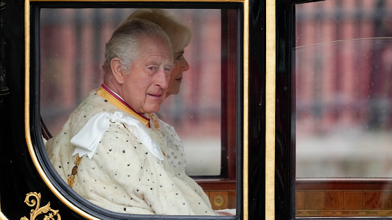 El rey y la reina Camila salen en carroza del Palacio de Buckingham