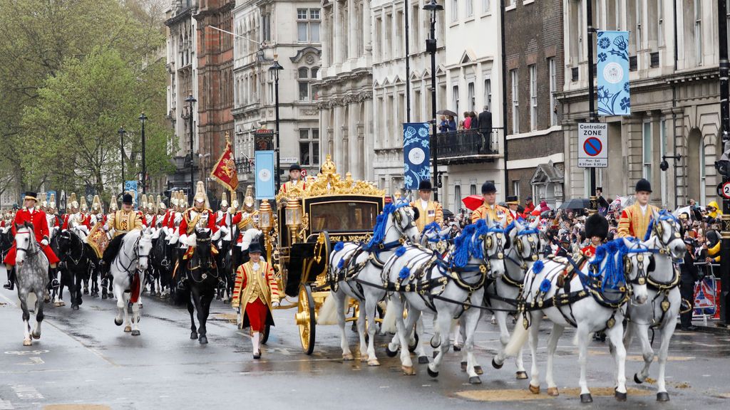 Expectación en las calles de Londres por la coronación de Carlos III: la lluvia no frena a los británicos