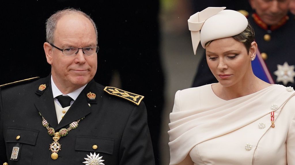 Junto al Príncipe Alberto II de Mónaco, la princesa Charlene ha optado por un 'look' monocromátio en crudo
