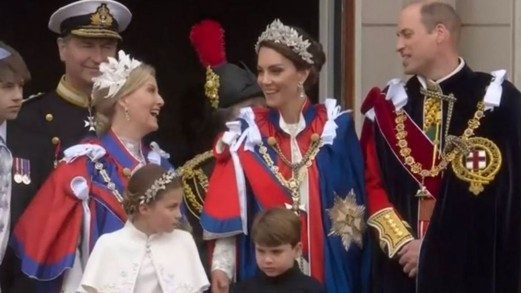 Kate Middleton, el príncipe Guillermo y sus hijos en el balcón del palacio de Buckingham