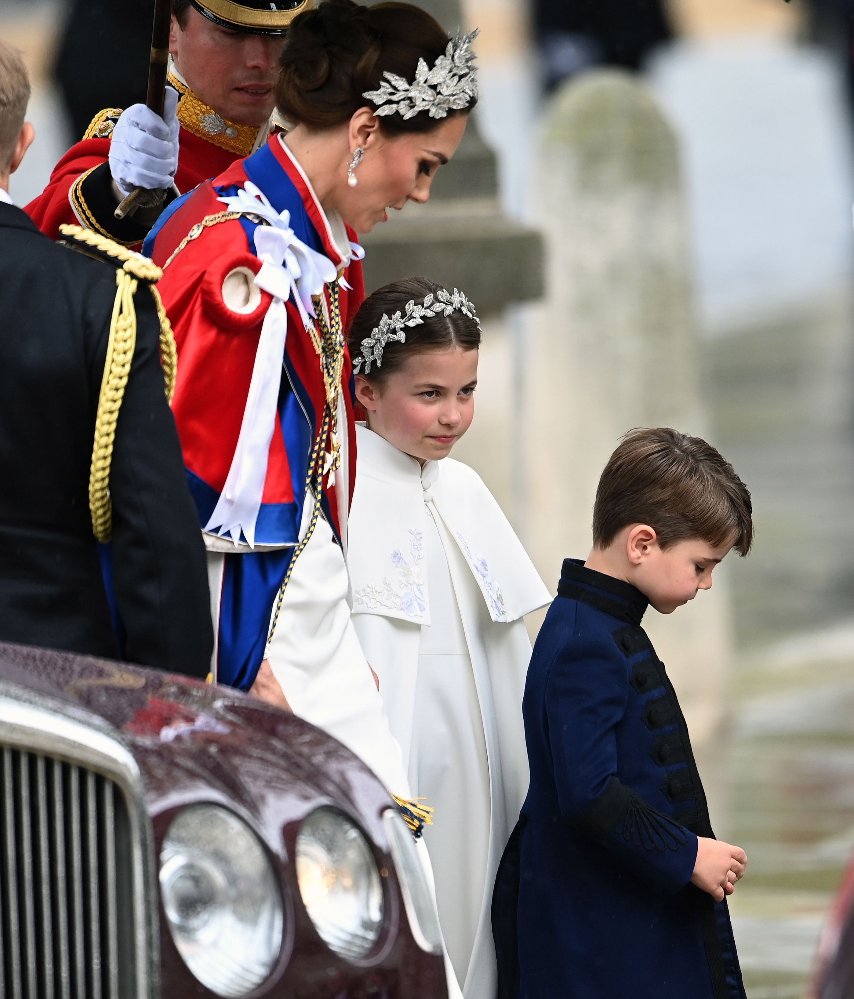 Kate MIddleton junto a sus hijos Charlotte y Louis en la coronación de Carlos III