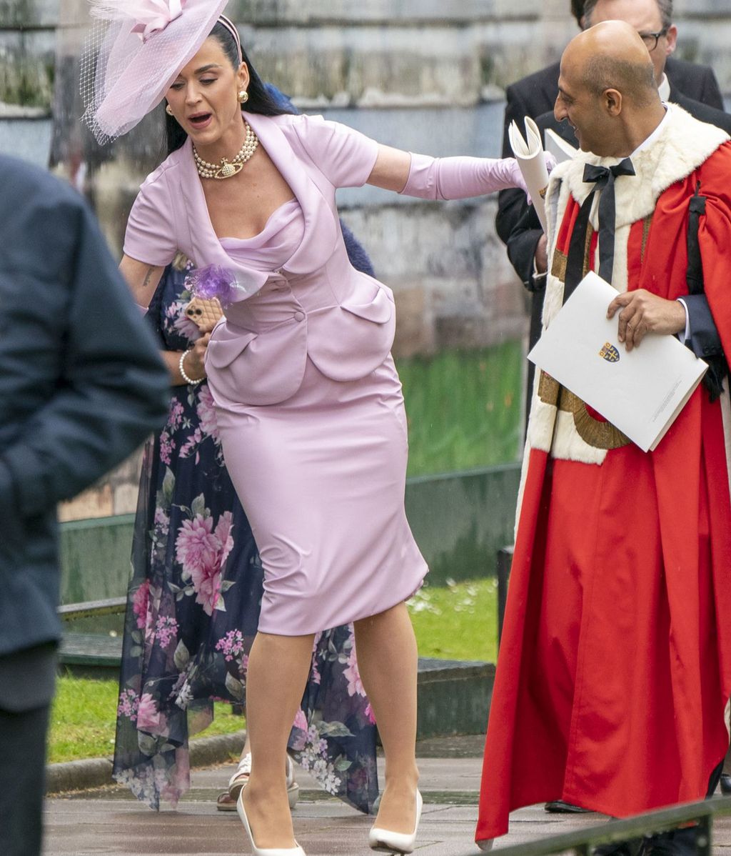 Katy Perry, cantante estdounidense, se tropieza a su salida de la abadía de Westminster