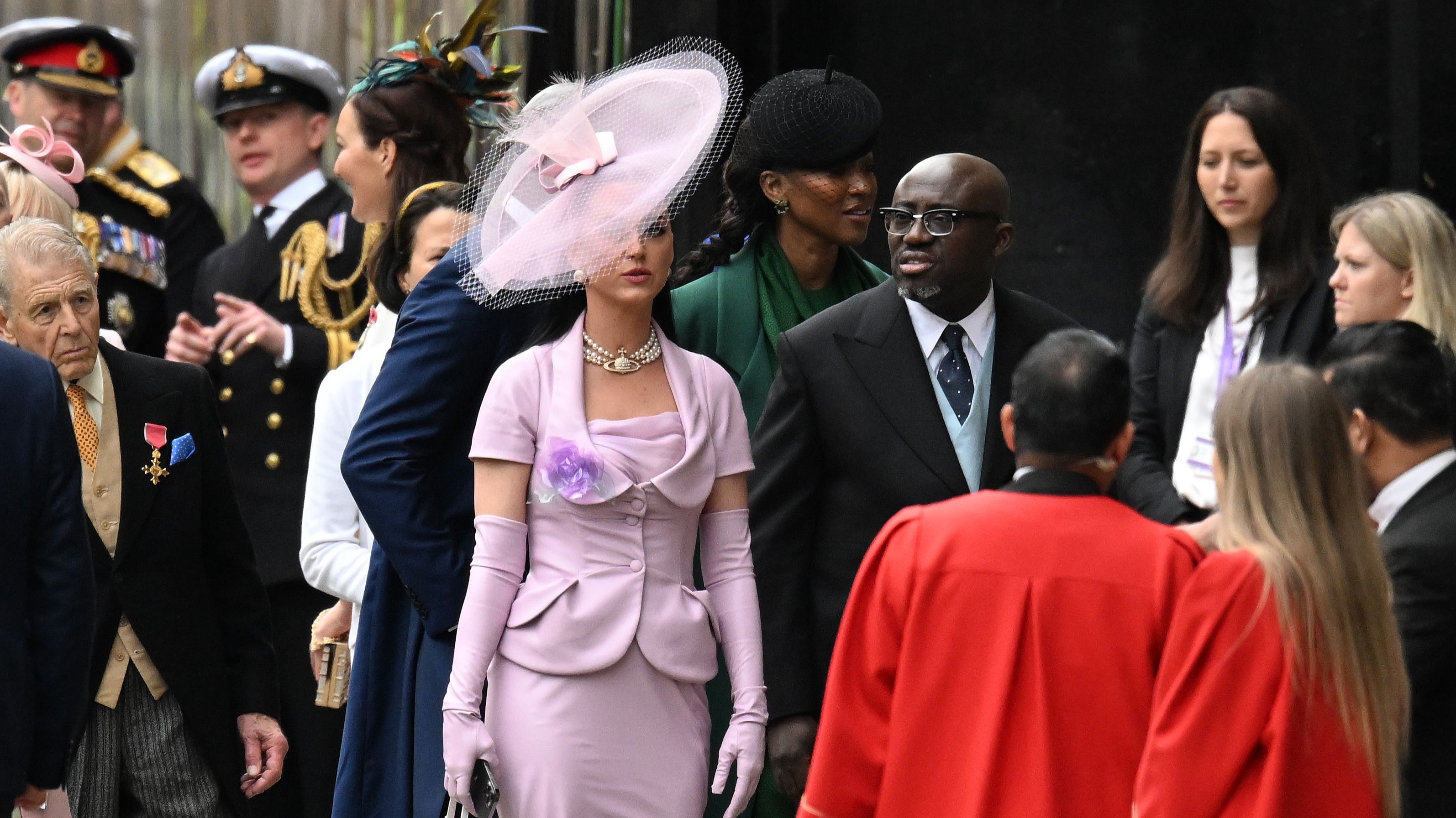 Katy Perry y Edward Enninful llegan a la abadía de Westminster antes de la coronación de Carlos III