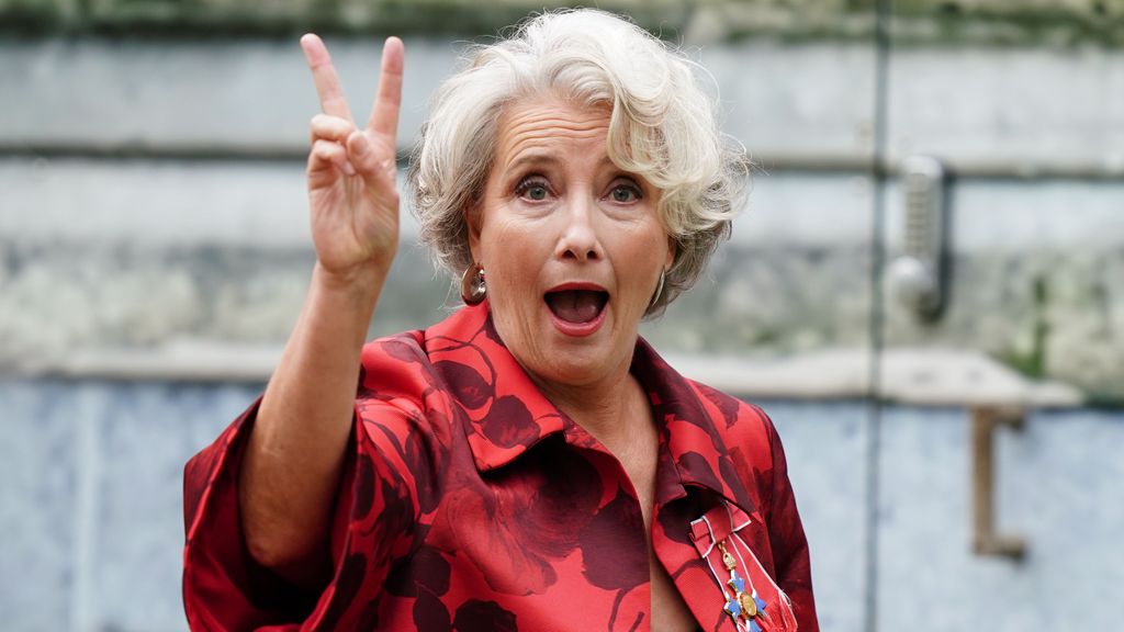 La actriz británica Emma Thompson saluda a las cámaras a su llegada a la abadía de Westminster como invitada a la coronación del rey Carlos III de Inglaterra