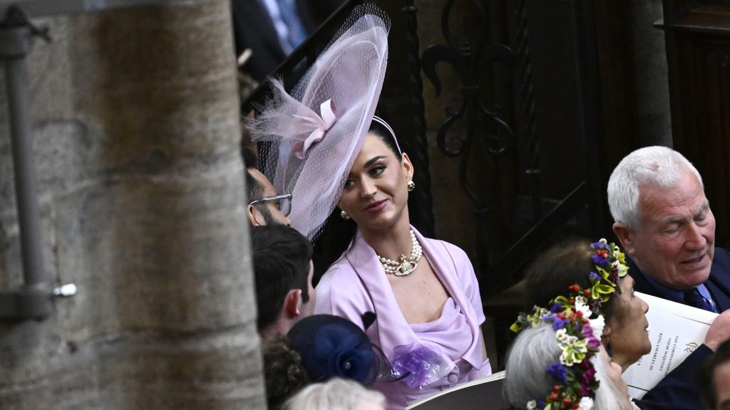 La cantante americana Katy Perry hace un guiño a Lady Di con un icónico vestido y tocado morados