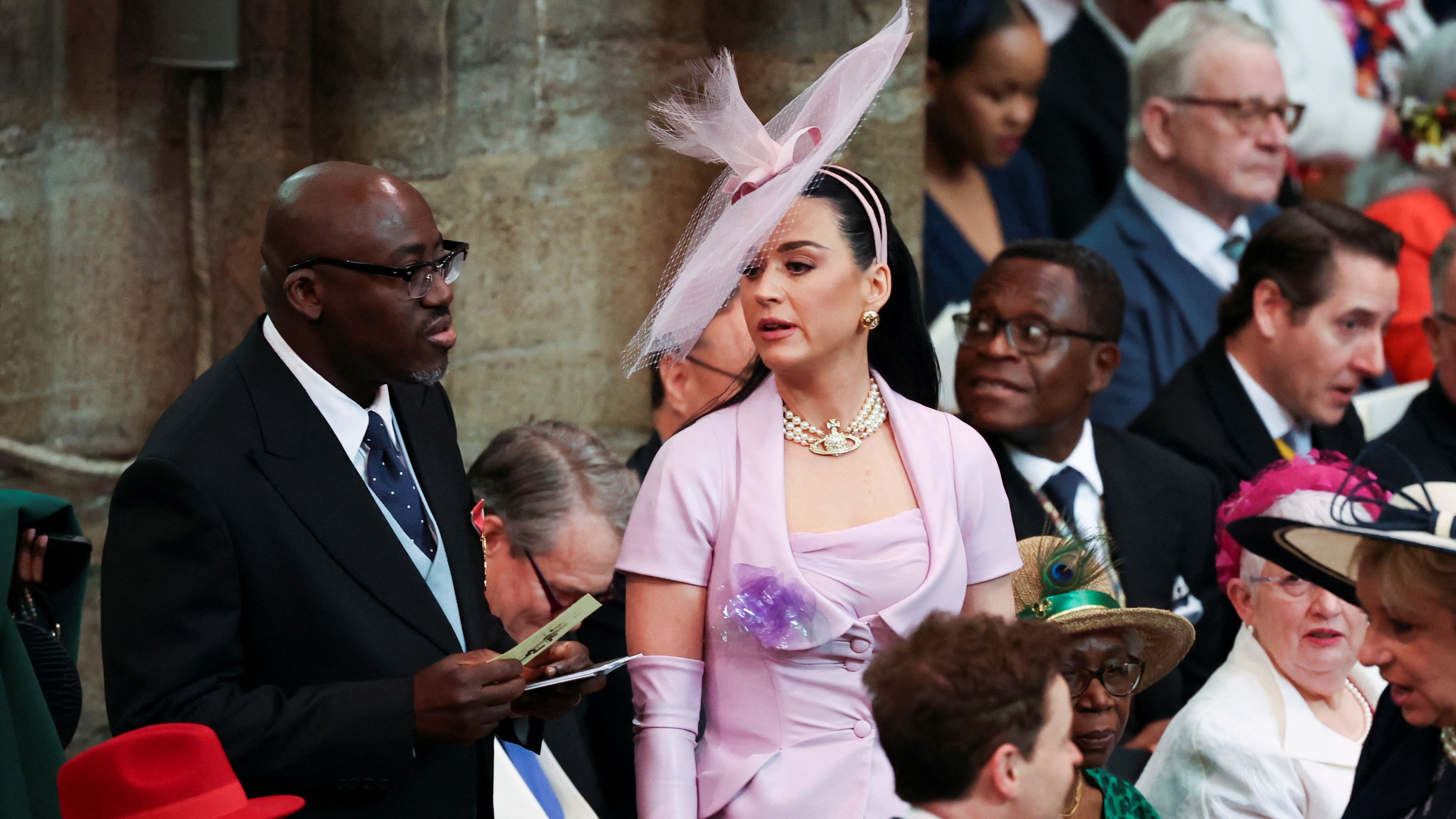 La cantante Katy Perry no encuentra su sitio en la abadía de Westminster