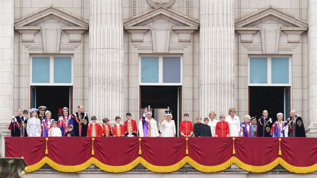 La familia real británica saluda a la multitud desde el balcón del Palacio de Buckingham