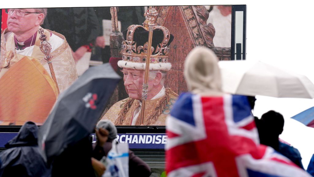 La lluvia en Londres no ha disipado a los miles de personasque han seguido en directo, gracias a las pantallas instaladas en varios puntos de la ciudad, la coronación de Carlos III