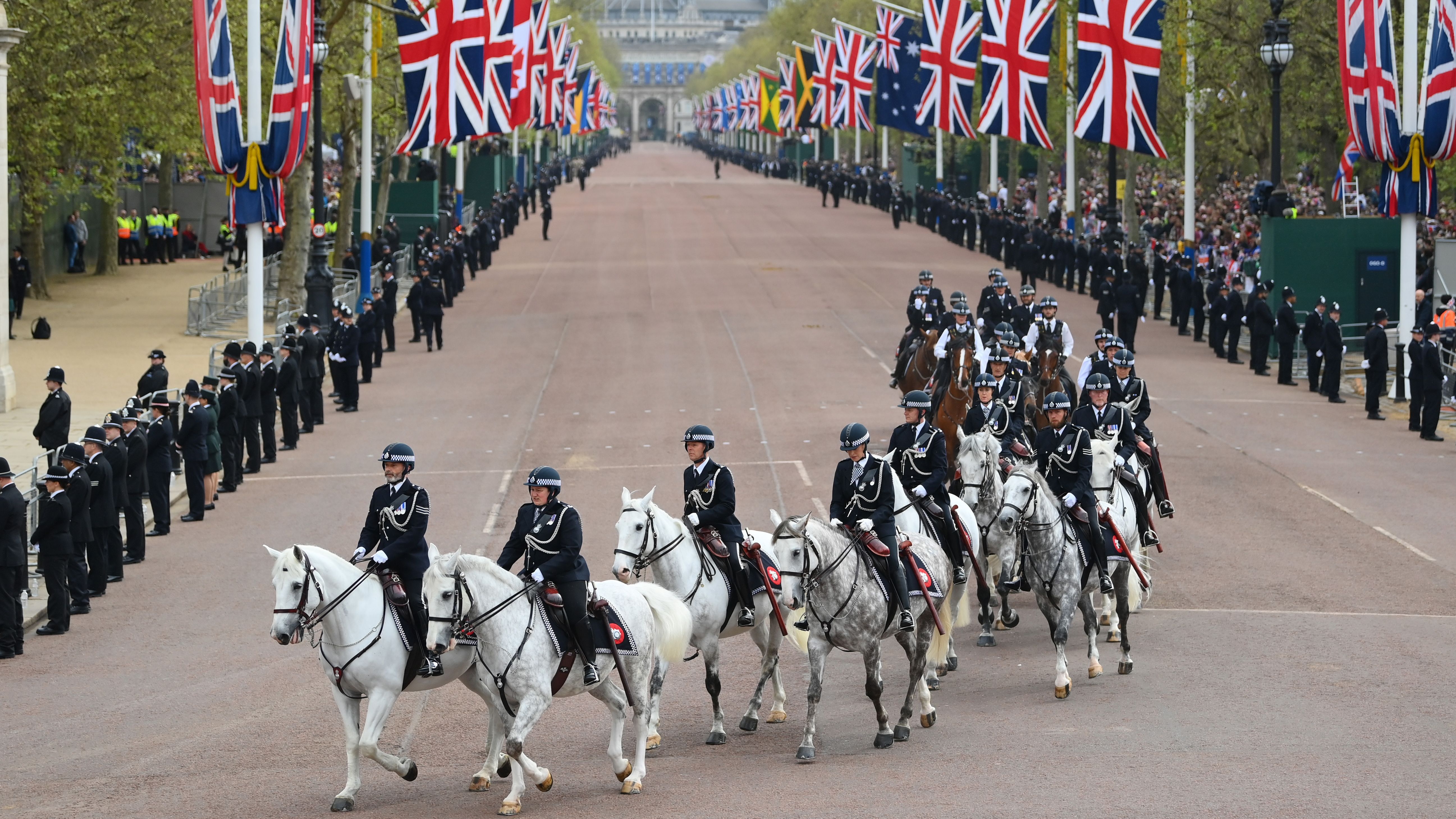 La Policía, delante del Palacio de Buckingham, antes de dar comienzo la coronación de Carlos III