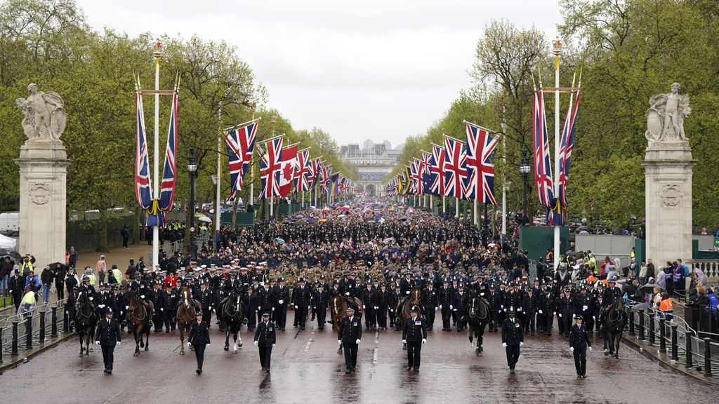 La Policía Metropolitana de Londres guía a miles de personas a través de The Mall, la emblemática avendia que une Trafalgar Square y el Palacio de Buckingham, minutos antes de la salutación de Carlos III y Camila, ya coronados reyes de Inglaterra