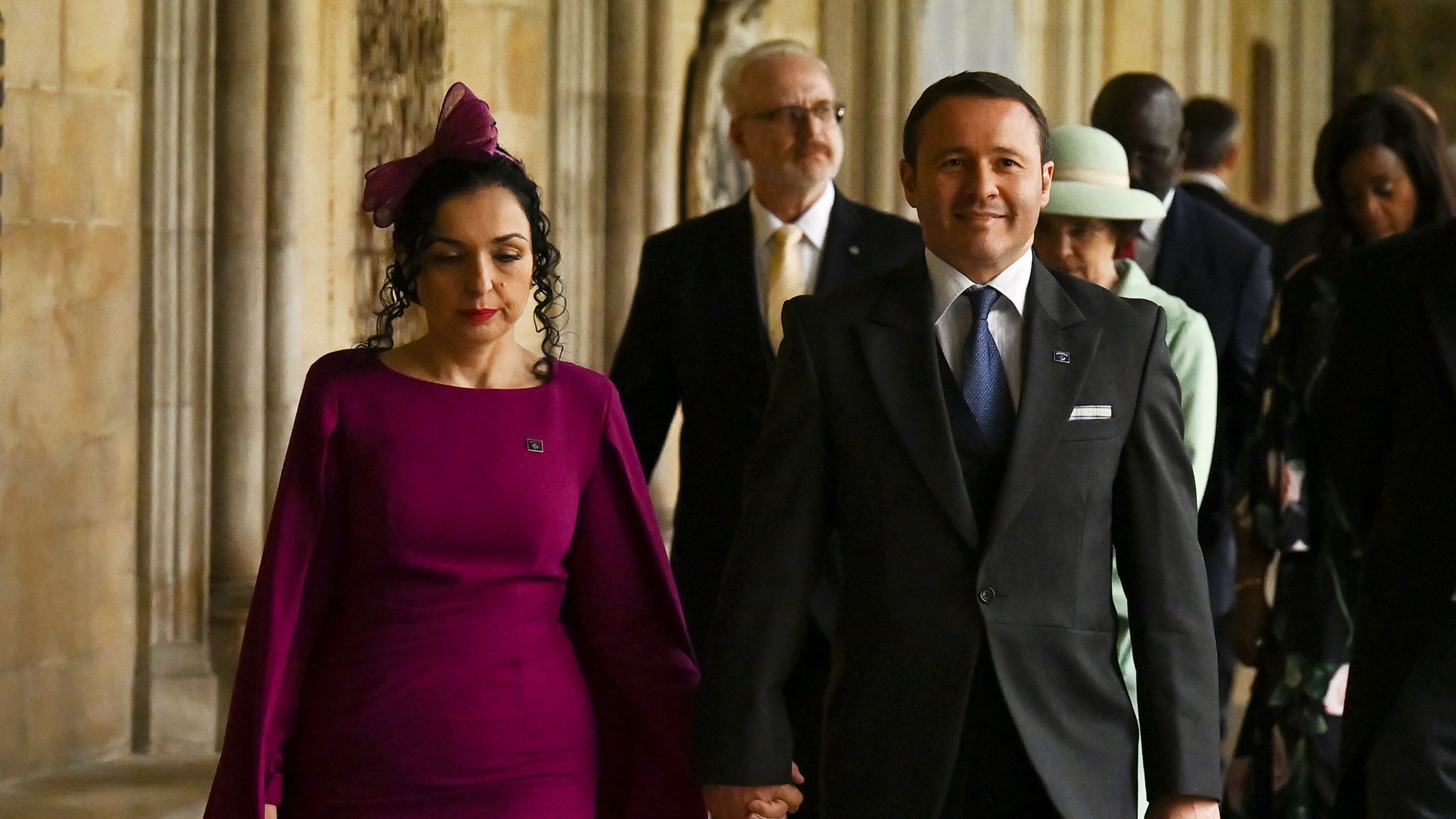 La presidenta de Kosovo, Vjosa Osmani, y su esposo, Prindon Sadriu, llegan para tomar asiento antes de la coronación del rey Carlos III y la reina Camila
