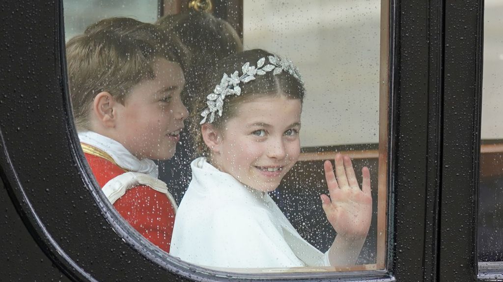 La princesa Charlotte de Gales, nieta de Carlos III, saluda a los británicos durante la Procesión de Coronación poco antes de llegar al Palacio de Buckingham