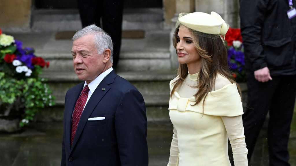 La reina Rania de Jordania ha optado por un estilismo en amarillo pálido para su llegada a la ceremonia de coronación de Carlos III, junto a su marido, el rey Abdullah II