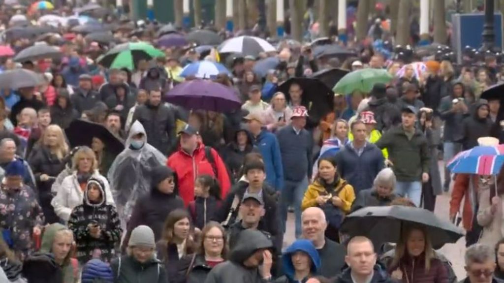 Las calles de Londres, repletas de ciudadanos que han acudido a la coronación de Carlos y Camila