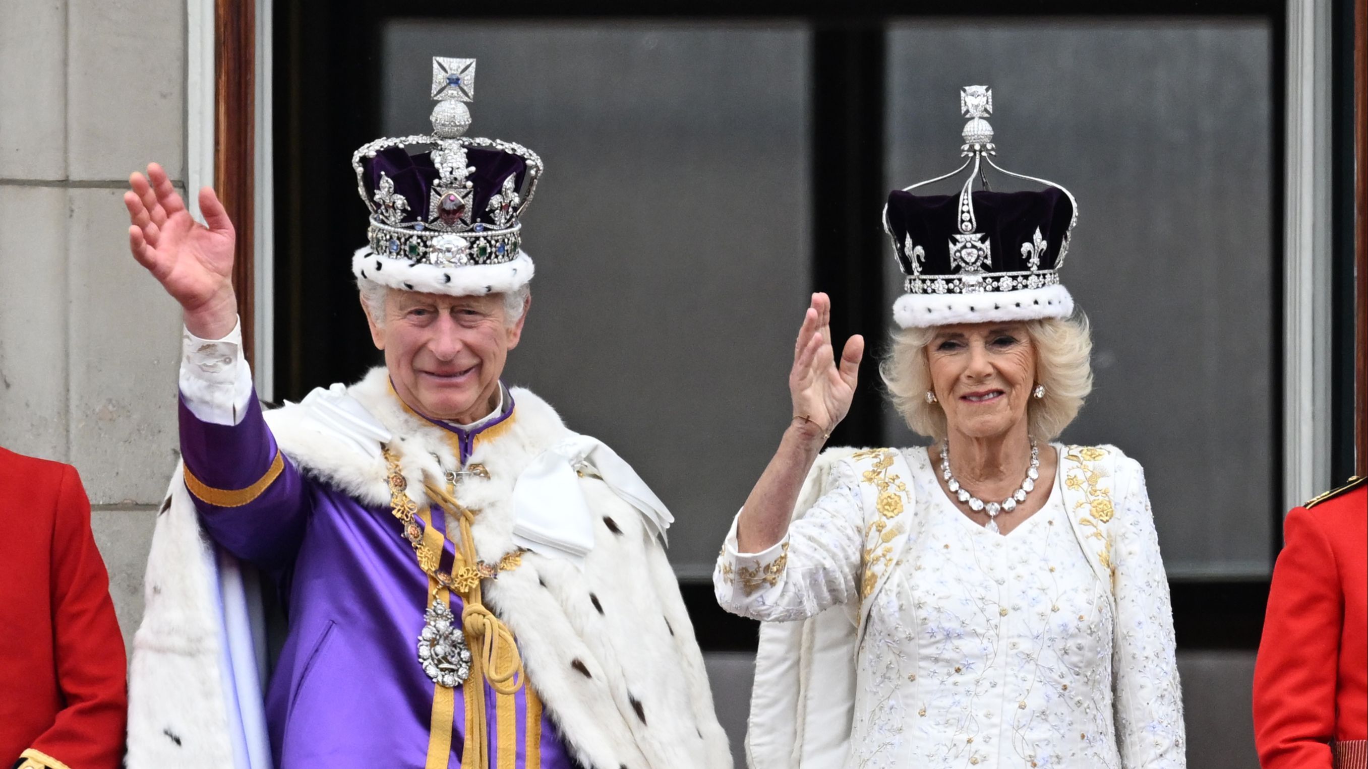 Los reyes Carlos III y Camila saludan desde el Palacio de Buckingham