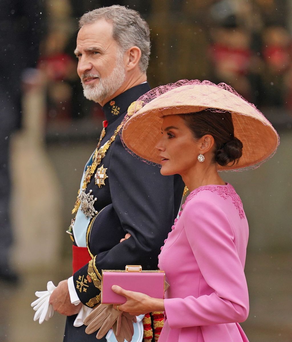 Los reyes de España, Felipe VI y Leticia, vestida de Carolina Herrera, representan al país en la ceremonia de coronación de Carlos III y Camila