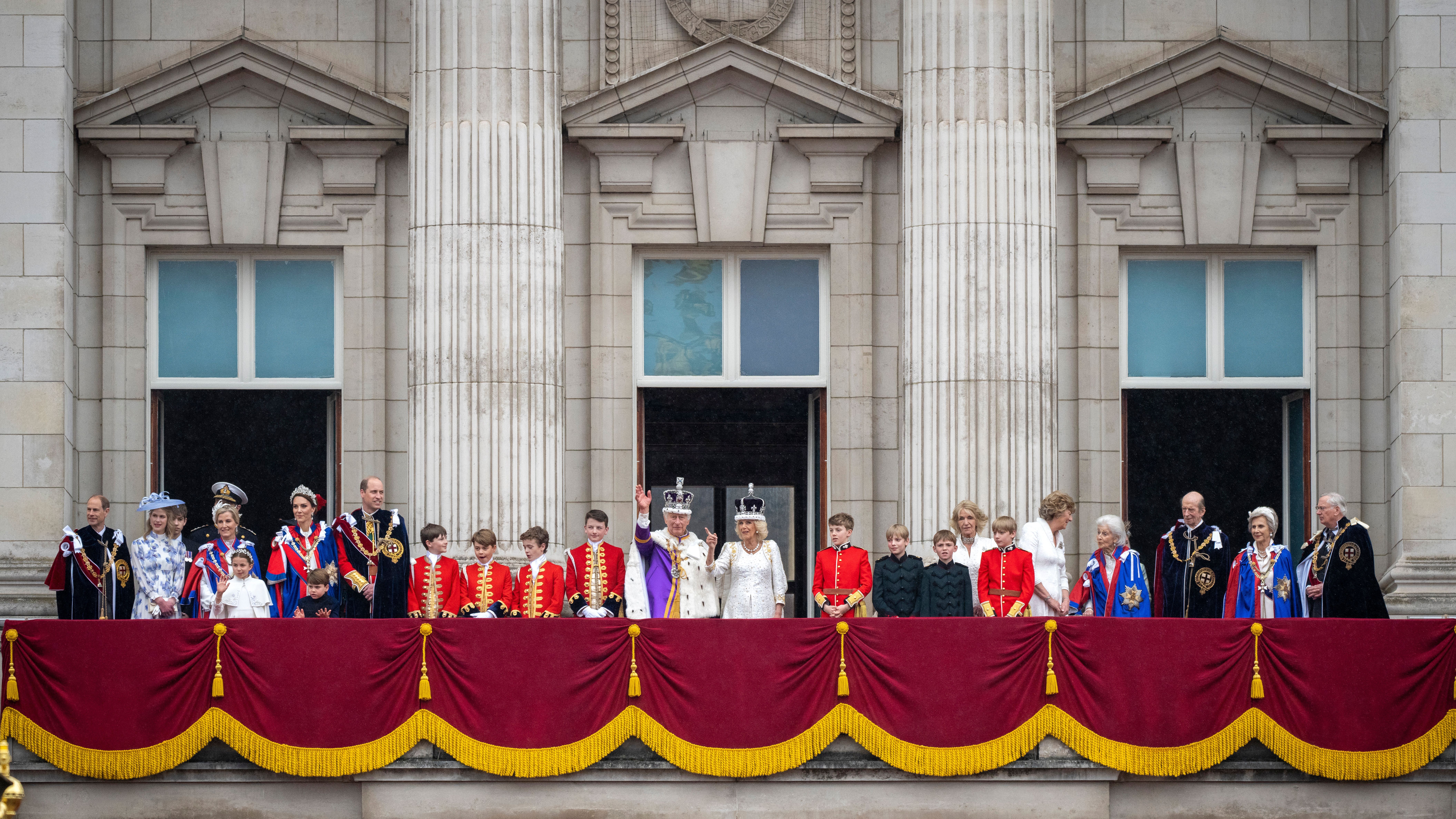 Los reyes de Reino Unido saludan desde el balcón de Buckingham: ¿quién les acompaña?