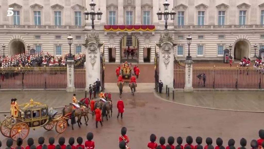 Los reyes llegan al Palacio de Buckingham, donde saludarán a la multitud