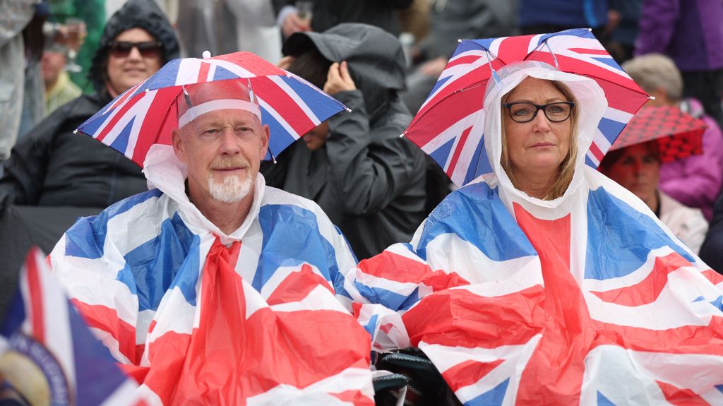 Miles de ciudadanos británicos, cargados con los símbolos del país y su monarquía, se han concentrado en Hyde Park para ver la coronación de Carlos III a través de pantallas gigantes