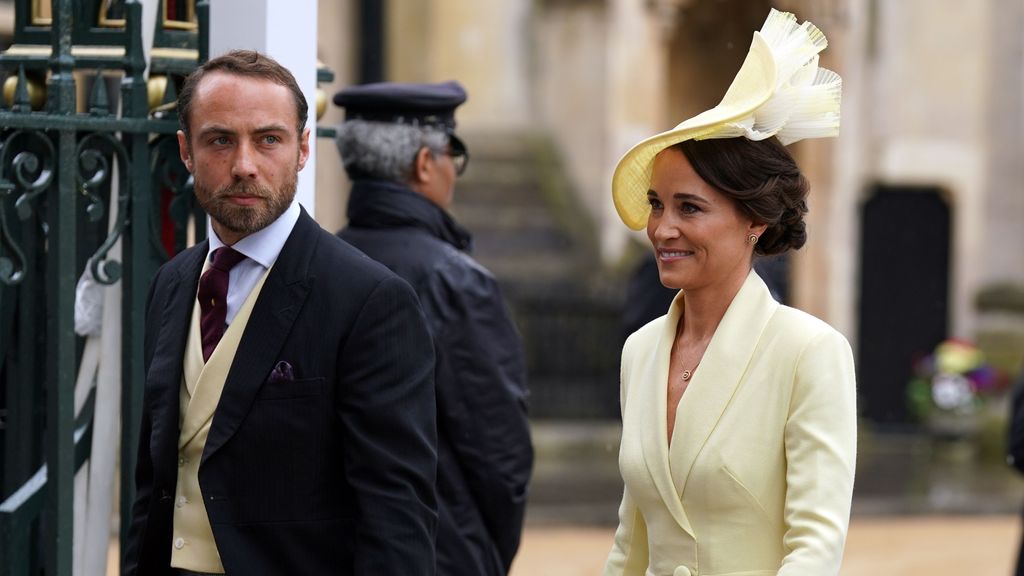Pippa y James Middleton, hermanos de la princesa de Gales, han llegado a la abadía de Westminster conjuntados en color amarillo