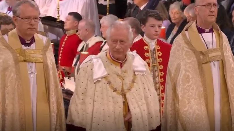 Rey Carlos III durante su coronación